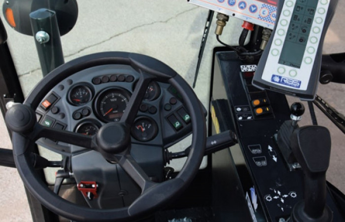 اتاق-فرمان-راننده-با-زاویه-دید-بالا