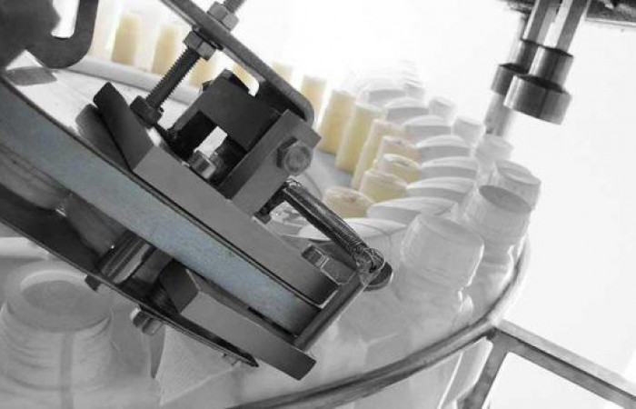 دستگاه-پرکن-و-در-بند-روتاری-مخصوص-مواد-اسیدی-و-خورنده-توان-صنعت-مشهد-قیمت-دستگاه-پرکن-اسید-رضا-نیازمند-600x333