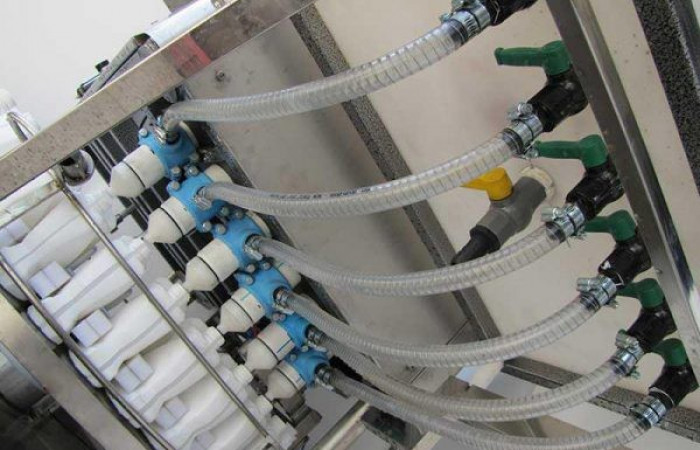 دستگاه-پرکن-و-در-بند-روتاری-مخصوص-مواد-اسیدی-و-خورنده-رضا-نیازمند-مشهد-600x450